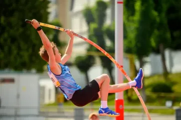 "Мог прыгнуть выше": 12-летний украинец побил мировой рекорд в прыжках с шестом (видео)