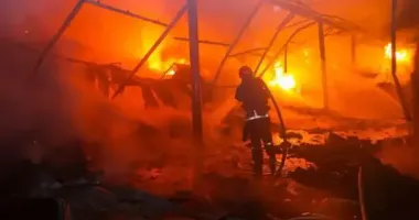 В Запорожье в результате вражеского удара загорелось предприятие