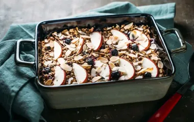 Вкусный яблочный пирог, который готовится всего 10 минут: идея для быстрого десерта