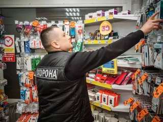 "Уволен за 22 минуты": в Одессе охранник лишился работы за перепалку с депутатом на русском языке (видео)