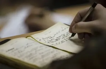 Хранил тайну полвека: мужчина заметил в доме загадочное послание о полете на Луну (фото)