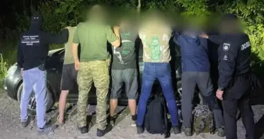 На Закарпатті місцеві жителі планували заробити майже 20 тис. доларів на переправленні чоловіків за кордон