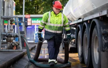 Бензин подорожал на гривну после скачка мировых цен на нефть