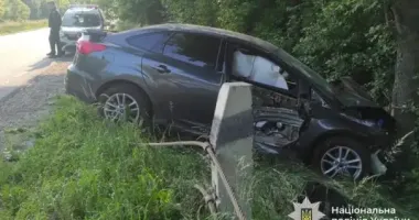 На Тернопільщині водійка Ford не впоралась з керуванням і влетіла у дерево