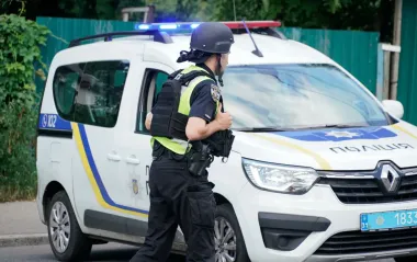 Погрожував поліцейським гранатою та пістолетом: на Чернігівщині затримали чоловіка