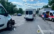 В Киеве микроавтобус врезался в автомобиль, пострадали дети
