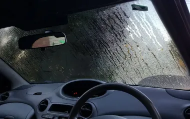 Вода в салоні: як вона туди потрапляє і до чого це може призвести