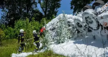 В Тернопольской области автоцистерна перевернулась после столкновения с Mercedes Sprinter: есть пострадавшие