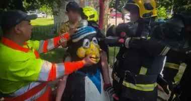 В Белой Церкви спасатели освободили мальчика из ловушки на детской площадке