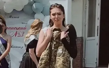Ukrainian graduate waltzes with her fallen father’s jacket. VIDEO