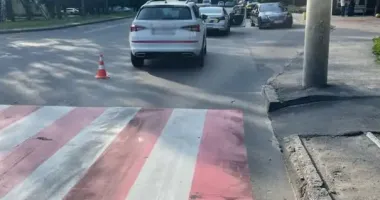 В Черкассах водитель Skoda сбил двух девушек на переходе: