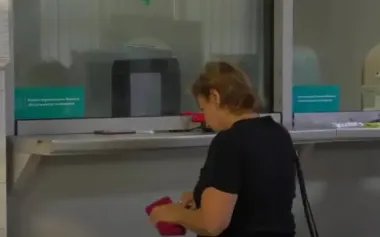 Якщо пенсія приходить на картку: "Ощадбанк" попередив пенсіонерів про важливу процедуру