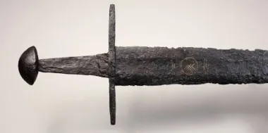 Послание в железе: в Нидерландах нашли старинный меч с уникальным орнаментом (фото)