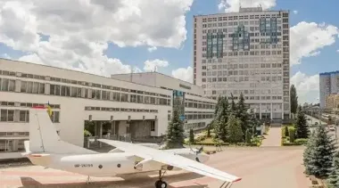 В результате вражеского обстрела в Киеве повреждено общежитие одного из институтов