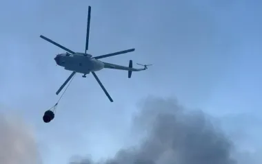 В Киеве под завалами разрушенного дома могут быть еще люди: работает авиация ГСЧС