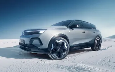 Opel представив свій перший повнопривідний електромобіль: розкриті усі характеристики