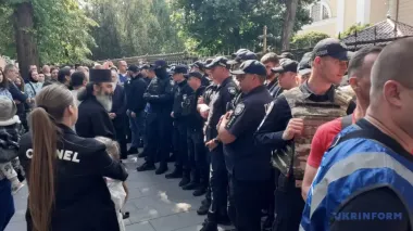 У Чернівцях сталася сутичка між вірянами УПЦ МП та ПЦУ: постраждали 5 людей