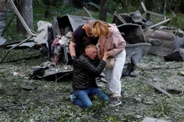 В Киеве из-под завалов дома достали парня, спасения которого ждали родители: что с ним
