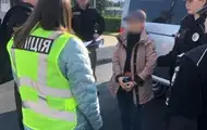 Підозрювану у незаконному переправлення мігрантів екстрадували з Німеччини