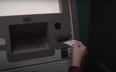 Последний шанс спасти свои деньги: Ощадбанк закрывает старые карты, что делать до 1 июля