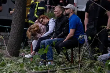 Родители ждали возле дома весь день: в Киеве из-под завалов деблокировали тело мужчины, — СМИ