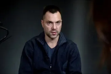 "Миллионы умирают за архаичный строй": Арестович дал новый прогноз будущего Украины