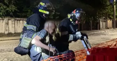 В Черновцах мужчина упал в канализационную яму