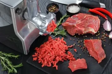 Почему нежелательно жарить котлеты из фарша, который вы только что приготовили – основная ошибка