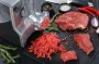 Почему нежелательно жарить котлеты из фарша, который вы только что приготовили – основная ошибка