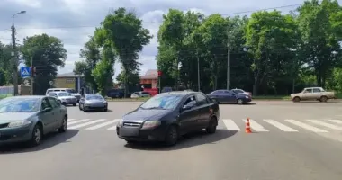 У Сумах легковик збив на "зебрі" жінку з 3-річною дитиною