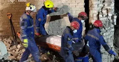 Погибших в Киеве уже 16: еще три тела извлекли из-под завалов многоэтажки