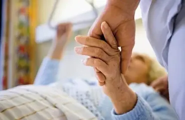 За заботу о родственниках будут платить деньги: как получить от государства ежемесячную компенсацию