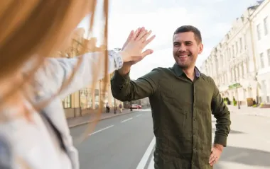 7 незвичних способів вітання у різних країнах, які вразять іноземців
