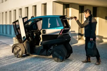 Качается в виражах: выпущен гибрид электрокара и байка с дверями как у Lamborghini (фото)