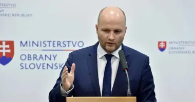 Бывшего министра обороны Словакии подозревают в незаконных поставках оружия Украине