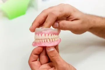 Ученые создали зубные импланты из мочи: что об этом известно