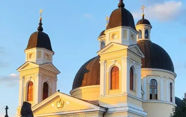 В драке за храм в Черновцах пострадали полицейские: что произошло (фото)