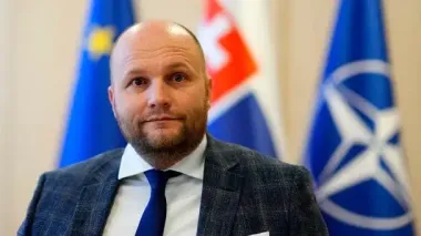 Эксминистра обороны Словакии могут арестовать через помощь Украине