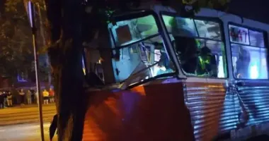 На Дніпропетровщині трамвай із пасажирами зійшов з рейок і в’їхав у дерево