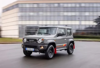 В стиле 80-х: Suzuki Jimny получил юбилейную прощальную версию (фото)