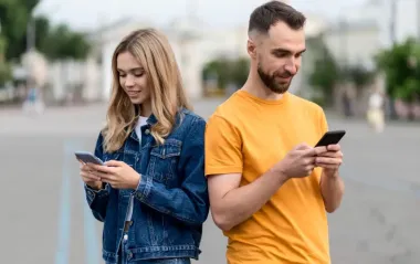 Мобільний зв'язок 2025: скільки платять українці за послуги і хто пропонує найкращі умови