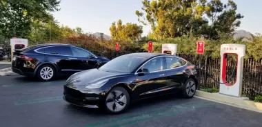 Не думал, что сгорит: бизнесмен сжег Tesla под Киевом из-за ссоры со своей девушкой