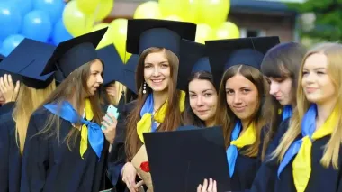Молодые женщины массово уезжают из Украины, — The Telegraph