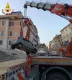 Як його туди занесло: чоловік заїхав машиною на історичну пам’ятку і застряг (відео)