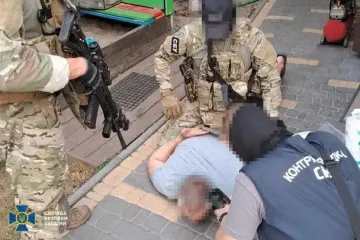 Отримували "відкати" з-за кордону: посадовці паспортної служби збагатилися на 21 млн