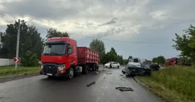 На Львівщині зіткнулися легковик і вантажівка: постраждала жінка