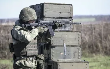 Розстріляв авто та вбив цивільного: російському військовому оголосили про підозру