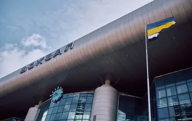 Над залізничними вокзалами в Україні з'явився новий прапор: що він означає