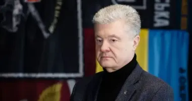 Суд частково закрив справу Порошенка щодо санкцій РНБО: що це значить