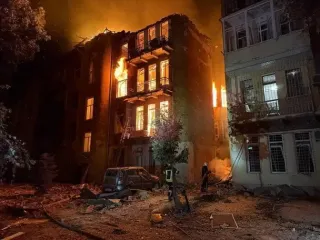 Удар російськими дронами по Одесі: під завалами будинку можуть бути люди